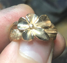Load image into Gallery viewer, 14kt Gold flower ring
