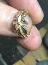 Load image into Gallery viewer, 14kt Gold flower ring
