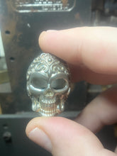Load image into Gallery viewer, Scroll work skull ring in sterling silver .925
